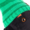 в зеленой шапке и шарфе
