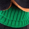 в зеленой шапке и шарфе