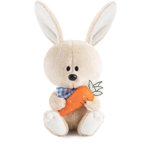 Заяц Антоша с морковкой